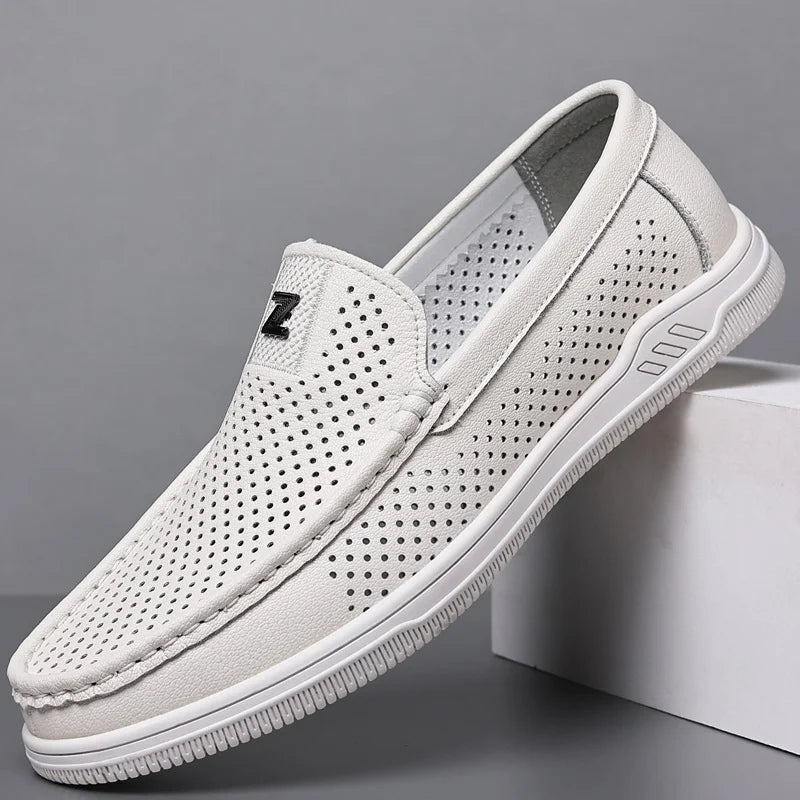 Elegantes zapatos de piel con textura en relieve: diseño moderno, suela antideslizante y durabilidad.