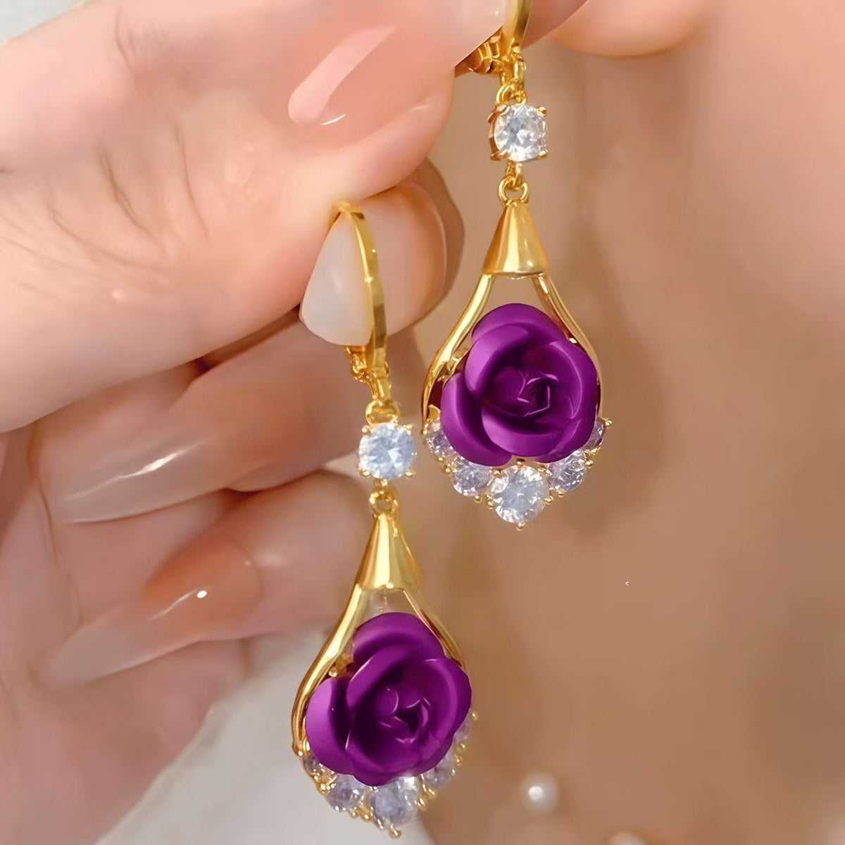 🌹✨【Kupte 1 a získejte 1 zdarma】Luxusní a elegantní diamantem osázené růžové náušnice