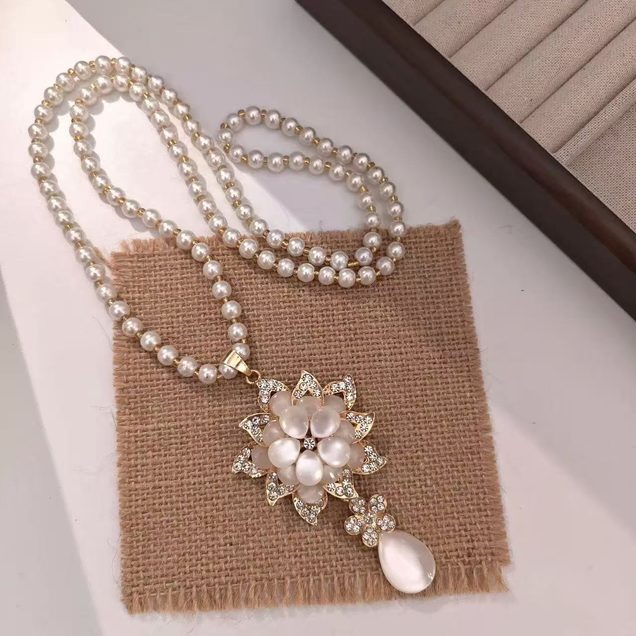 🔥GORĄCA WYPRZEDAŻ 2025🔥【Kup 1, odbierz 2 】Przyczepa do swetra na jesień/zimę – Elegancki naszyjnik z sznurka z kryształu-4164652