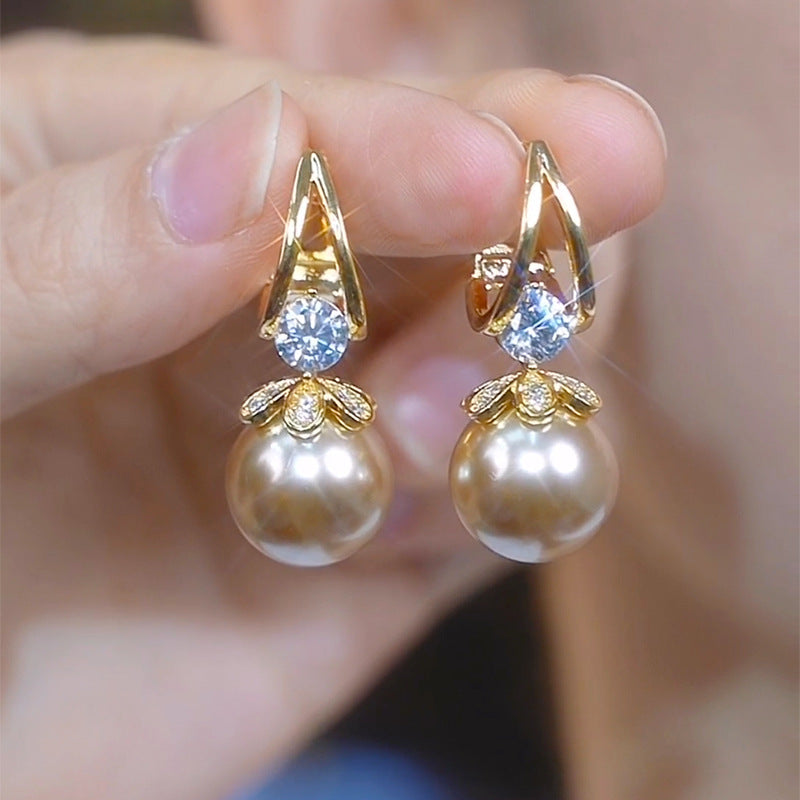 ✨💕 Pendientes franceses de lujo con diamantes y perlas, que complementan a la perfección cualquier atuendo.