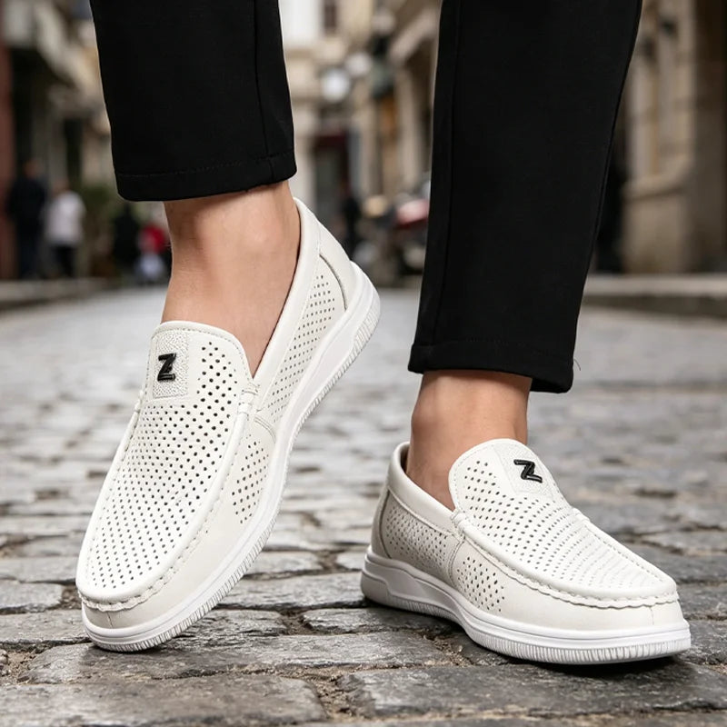 Elegantes zapatos de piel con textura en relieve: diseño moderno, suela antideslizante y durabilidad.