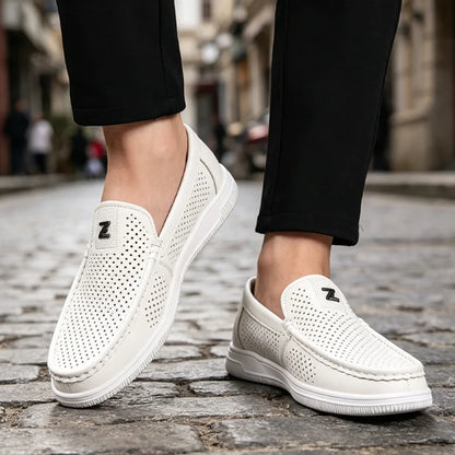 Elegantes zapatos de piel con textura en relieve: diseño moderno, suela antideslizante y durabilidad.