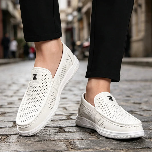 Elegantes zapatos de piel con textura en relieve: diseño moderno, suela antideslizante y durabilidad.