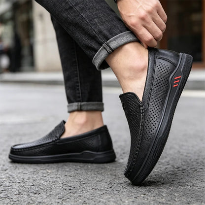 Elegantes zapatos de piel con textura en relieve: diseño moderno, suela antideslizante y durabilidad.
