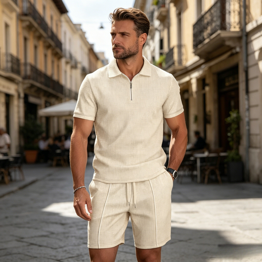 Este nuevo conjunto de polo y pantalón corto para hombre presenta un corte relajado e informal y mangas cortas, lo que lo hace adecuado tanto para reuniones de negocios como para unas relajantes vacaciones en la playa.