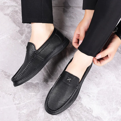 Elegantes zapatos de piel con textura en relieve: diseño moderno, suela antideslizante y durabilidad.