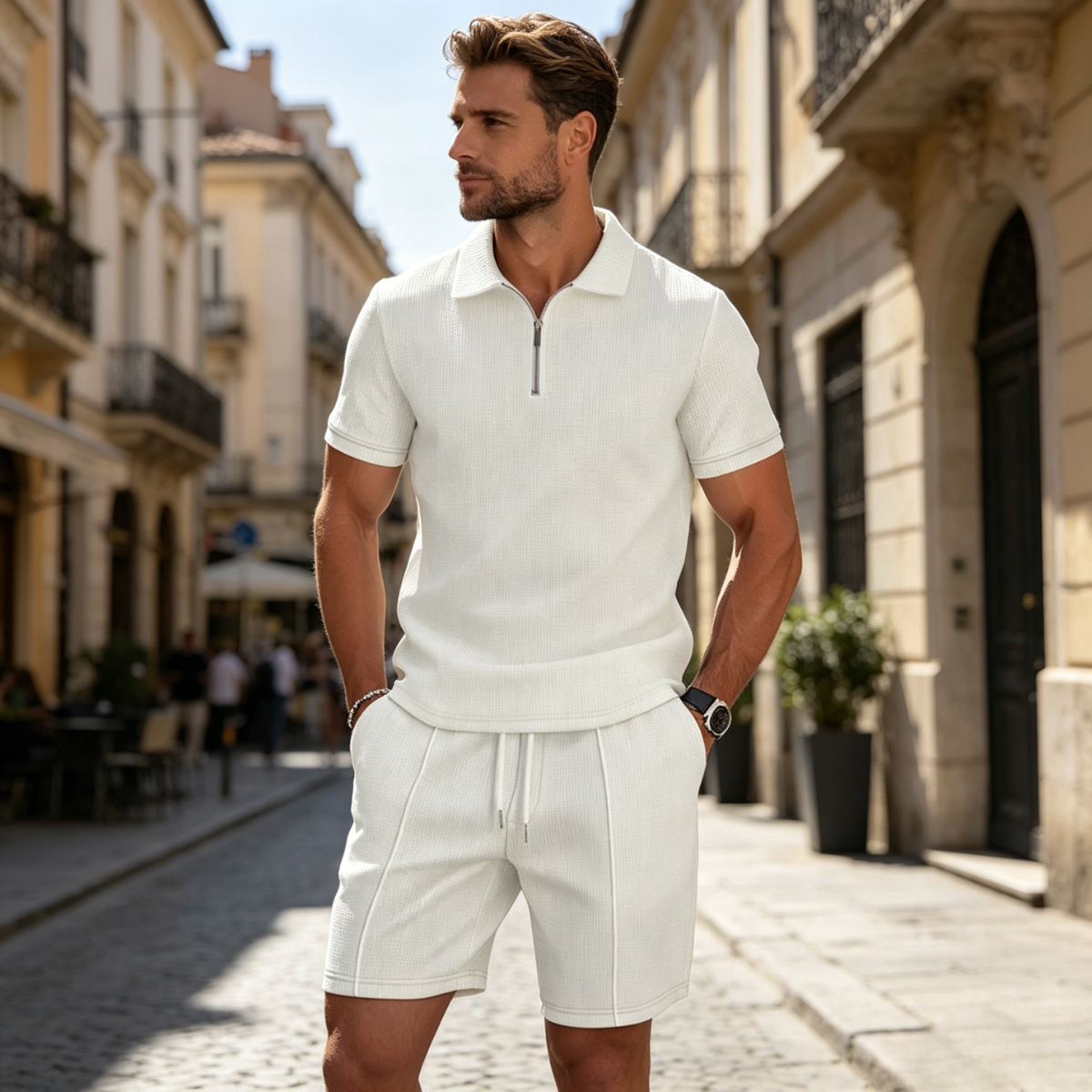 Este nuevo conjunto de polo y pantalón corto para hombre presenta un corte relajado e informal y mangas cortas, lo que lo hace adecuado tanto para reuniones de negocios como para unas relajantes vacaciones en la playa.