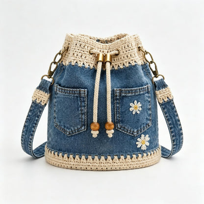 Un bolso de mezclilla trenzada de estilo bohemio que complementará cualquier atuendo ✨