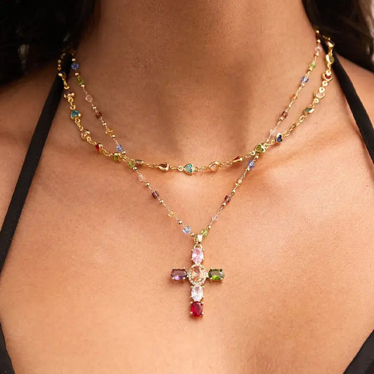 Oferta: Collar con cruz de circonitas de colores. Incluye un precioso joyero.