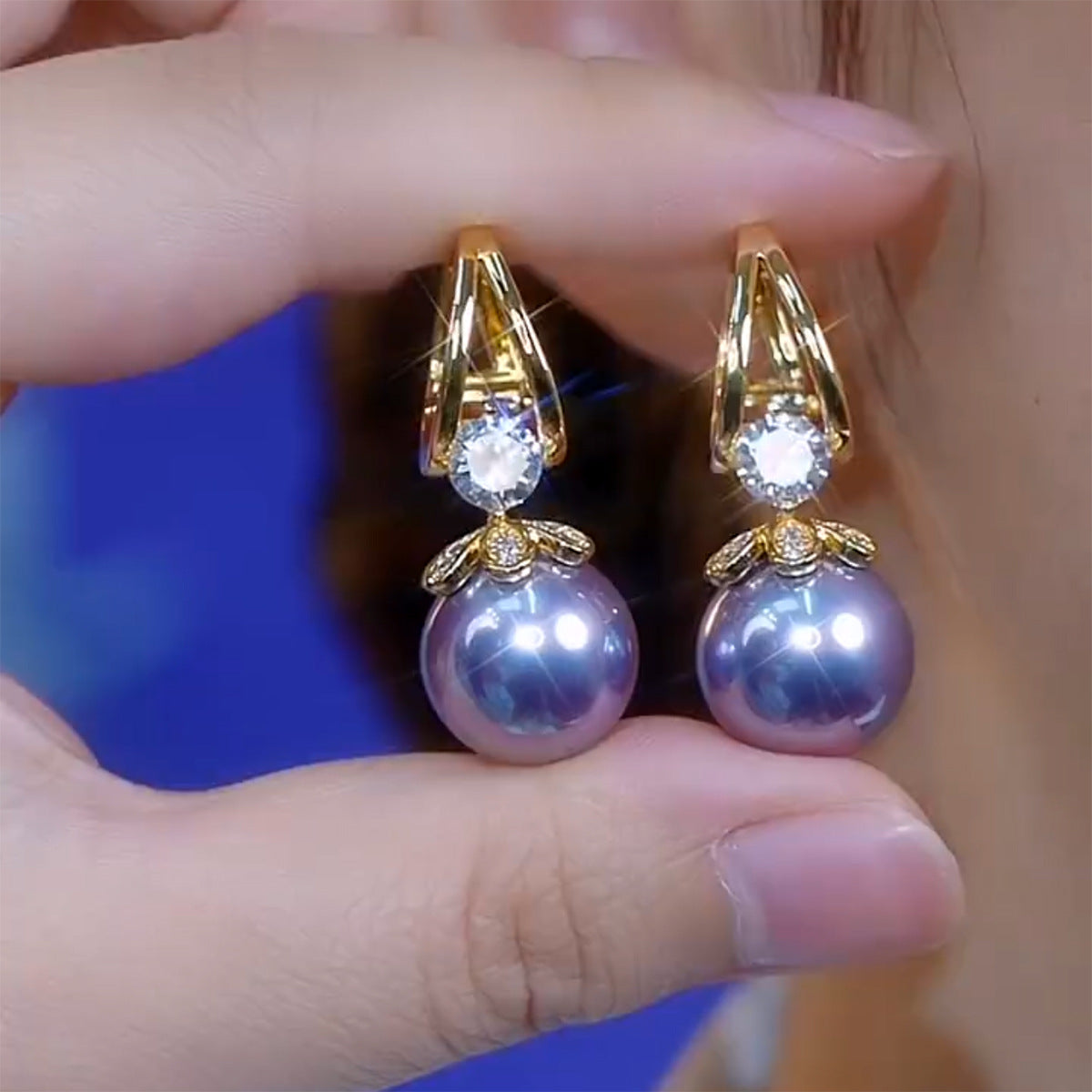 ✨💕 Pendientes franceses de lujo con diamantes y perlas, que complementan a la perfección cualquier atuendo.