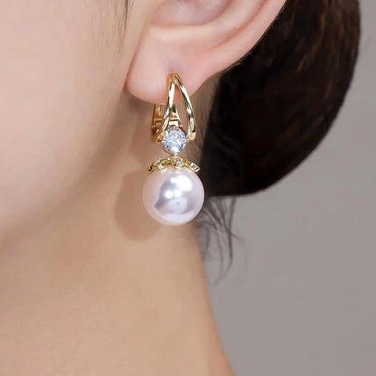 ✨💕 Pendientes franceses de lujo con diamantes y perlas, que complementan a la perfección cualquier atuendo.