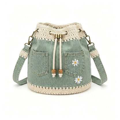 Un bolso de mezclilla trenzada de estilo bohemio que complementará cualquier atuendo ✨