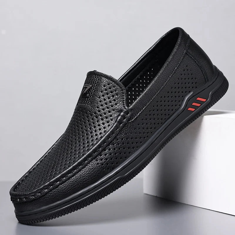 Elegantes zapatos de piel con textura en relieve: diseño moderno, suela antideslizante y durabilidad.